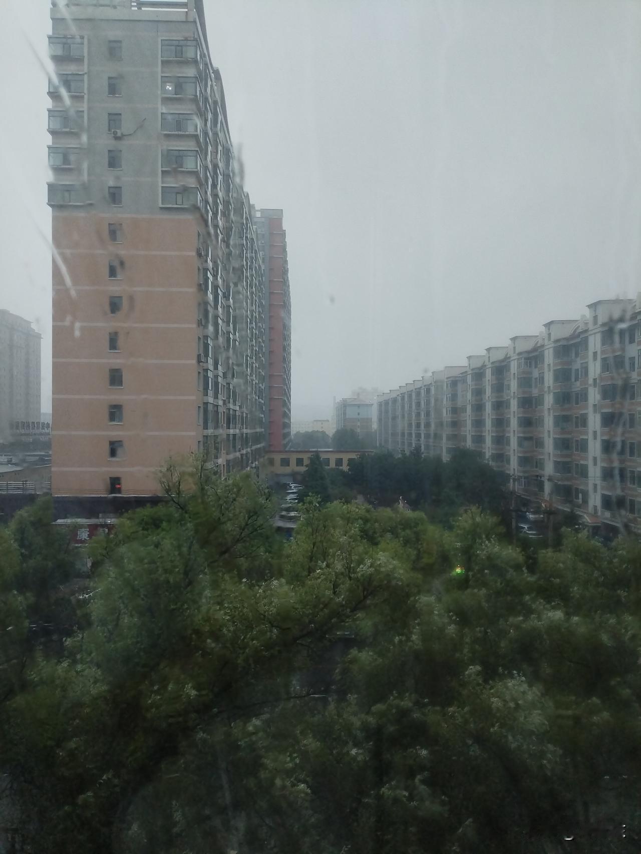 骤雨吟
乱云如墨压城低，
河汉倾流若决堤。
楼檐飞泻千尺瀑，
请续句……
（万家