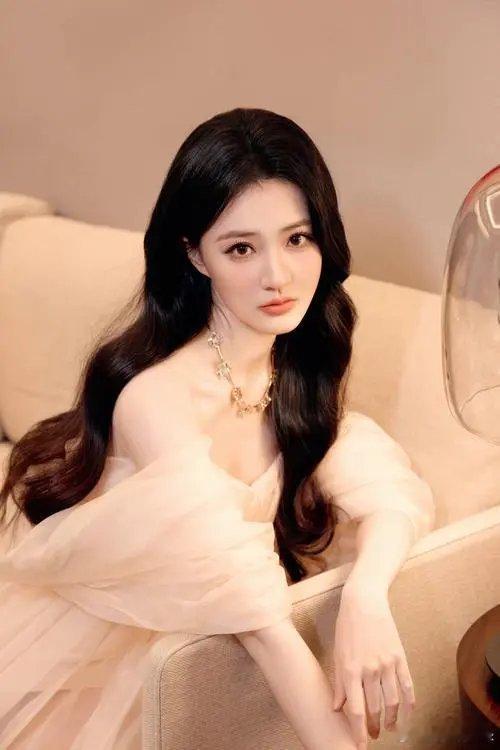 当年甄嬛传那句“臣妾有一妹妹名叫玉娆，堪称国色”现在看来所言非虚，徐璐越来越美了