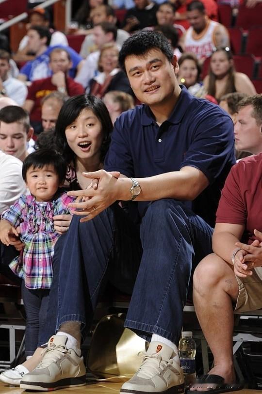 🏠 老家与籍贯

- 出生地：上海市徐汇区。
- 祖籍：江苏省苏州市吴江区震泽