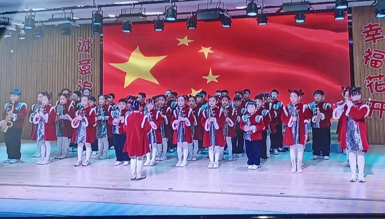 西安小学生唱响东方红！声情并茂，气势磅礴，令人感怀。有人说《东方红》现今没人唱了