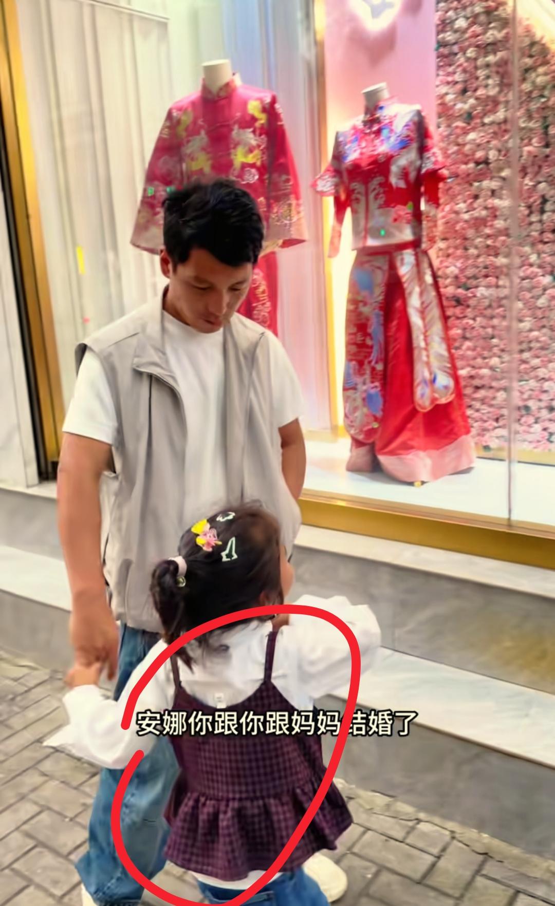 看到李超群女儿安娜认婚服我忍了
看到她要分爸爸妈妈款我也忍了
可是看到她直接安排