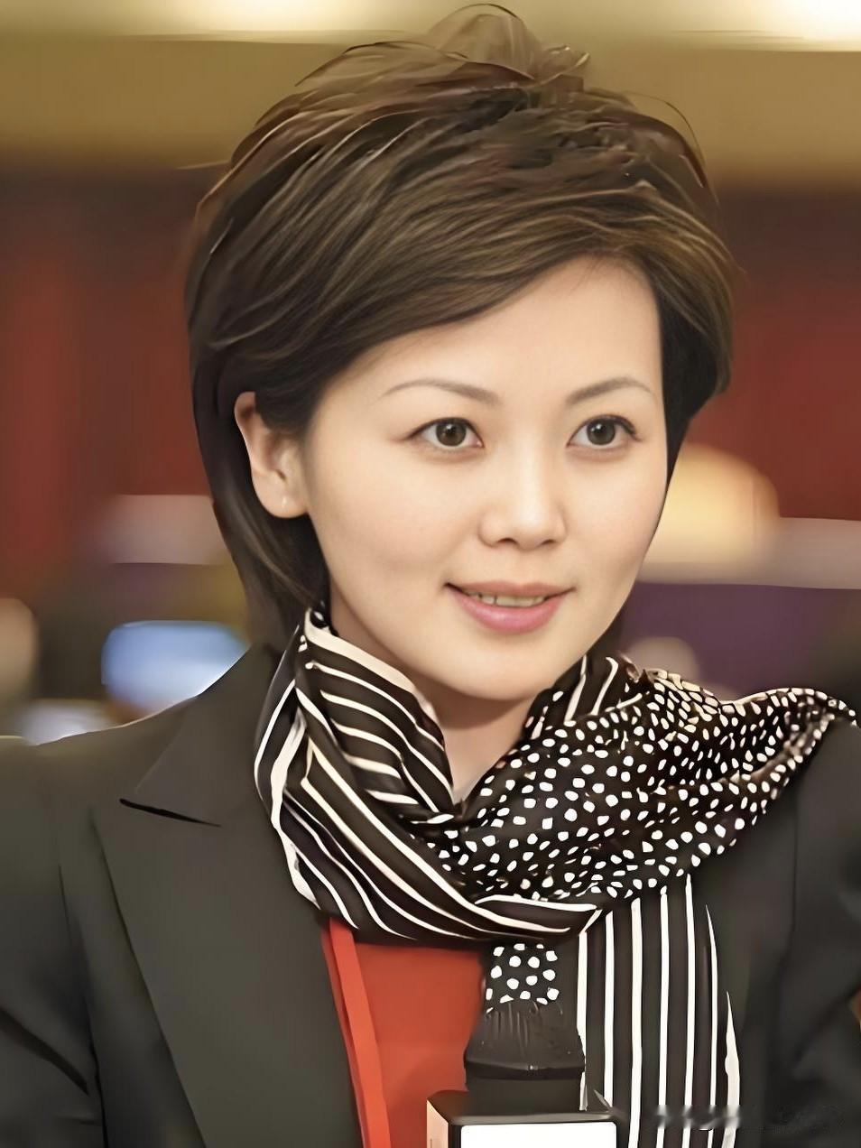 她从古城西安走来，深耕两岸新闻领域多年，知性大气又亲和温暖，以专业素养传递声量，