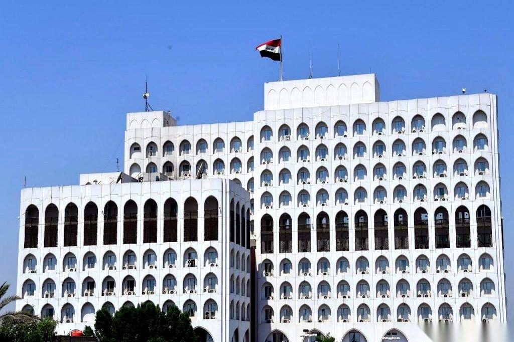 凌晨，消息传来，美国和伊朗不打了。
但第一个冲出来长舒一口气的，是夹在中间的伊拉