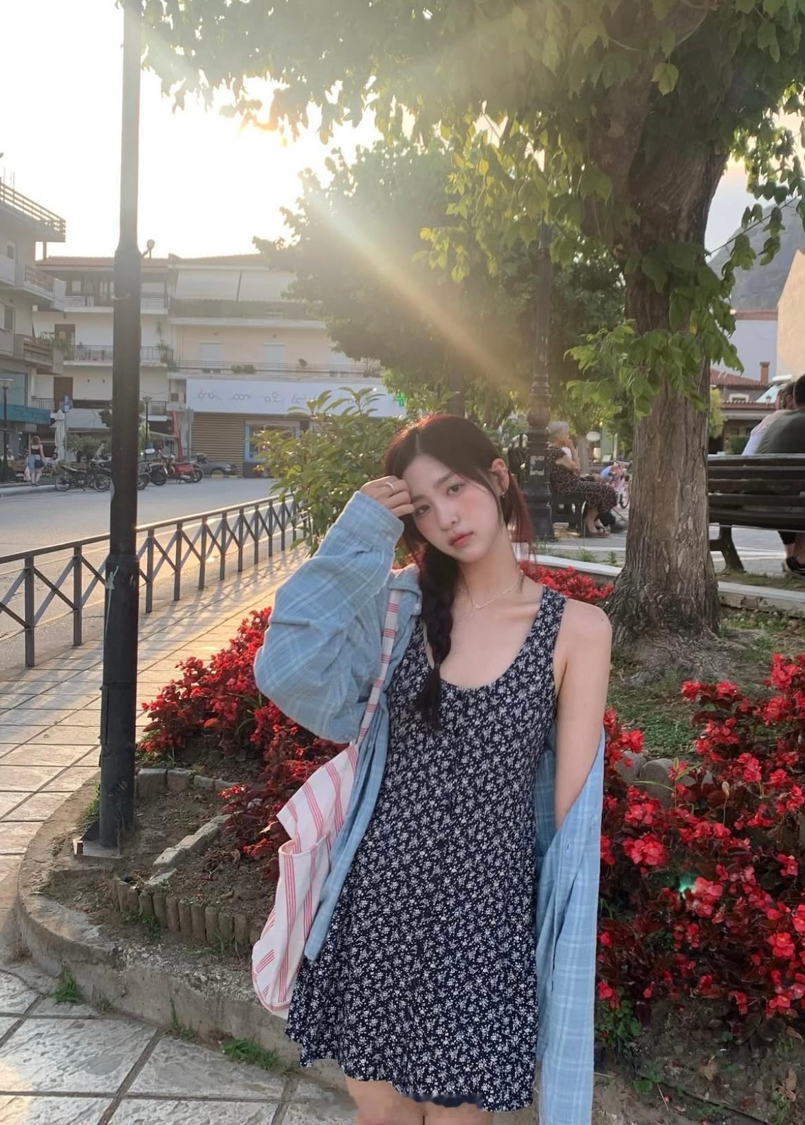 穿搭分享 连续更新第2495天韩国时尚女生日常搭配希腊旅行韩系穿搭超能新星汇新星