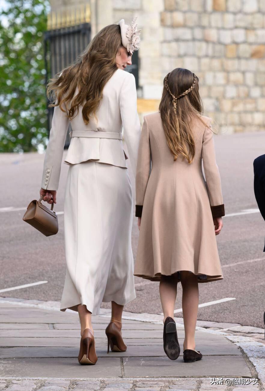 母女俩[心]
凯特王妃和夏洛特公主，手牵手离开的背影。母亲和女儿，是彼此可以依靠