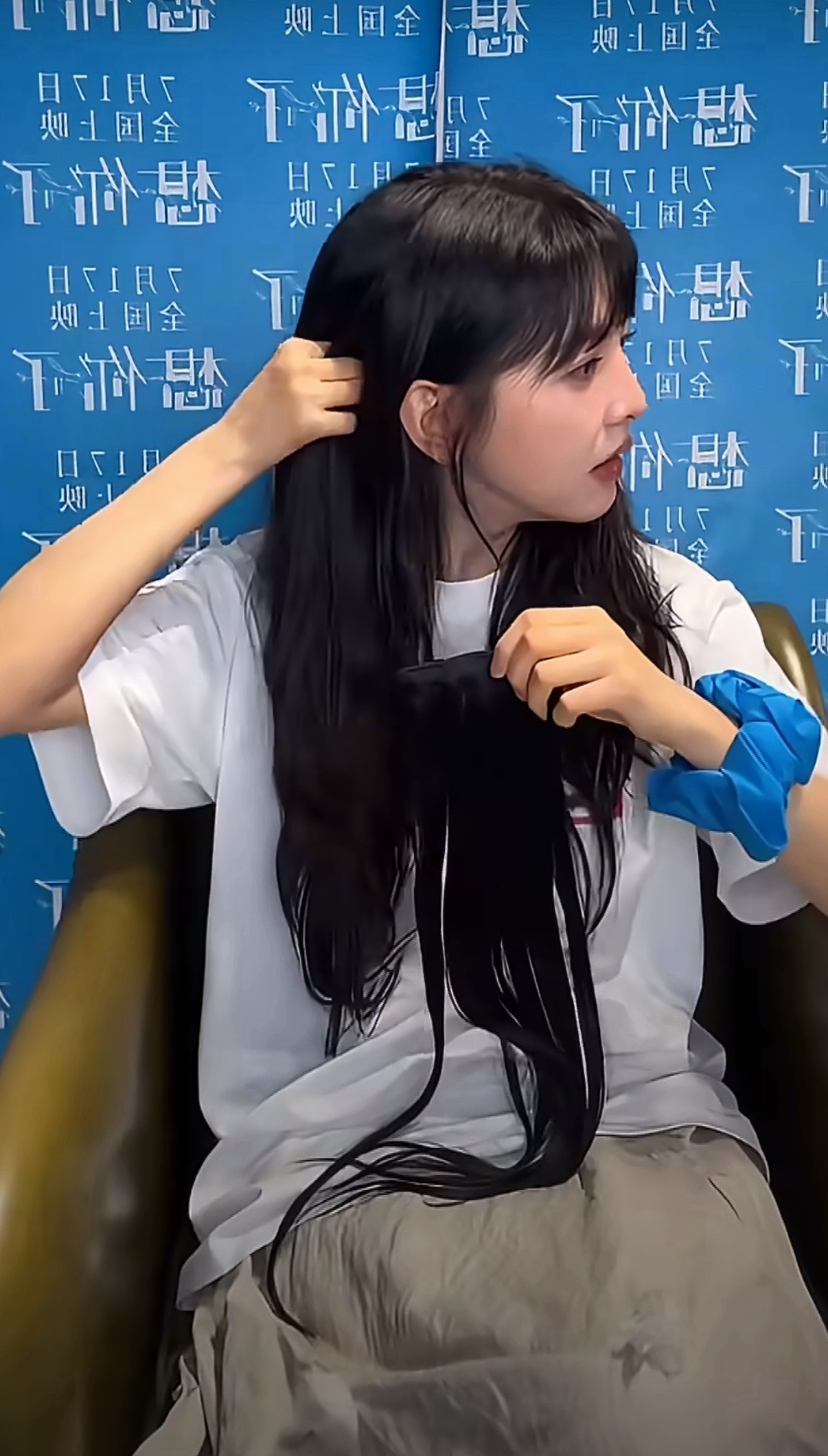 章若楠直播摘假发片好真实！但是，摘掉头发依然很多啊！！是我这个头发少星人非常羡慕