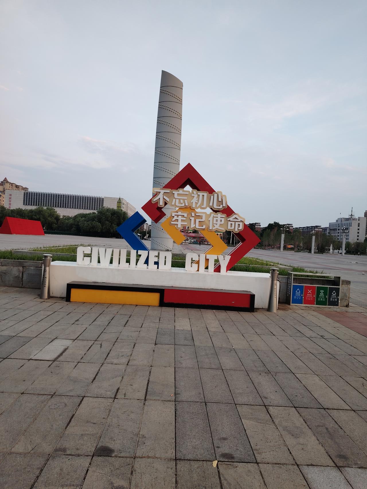 今日广场怎么没有人呢？是我去的太早了吗？空空荡荡的就只有我自己。