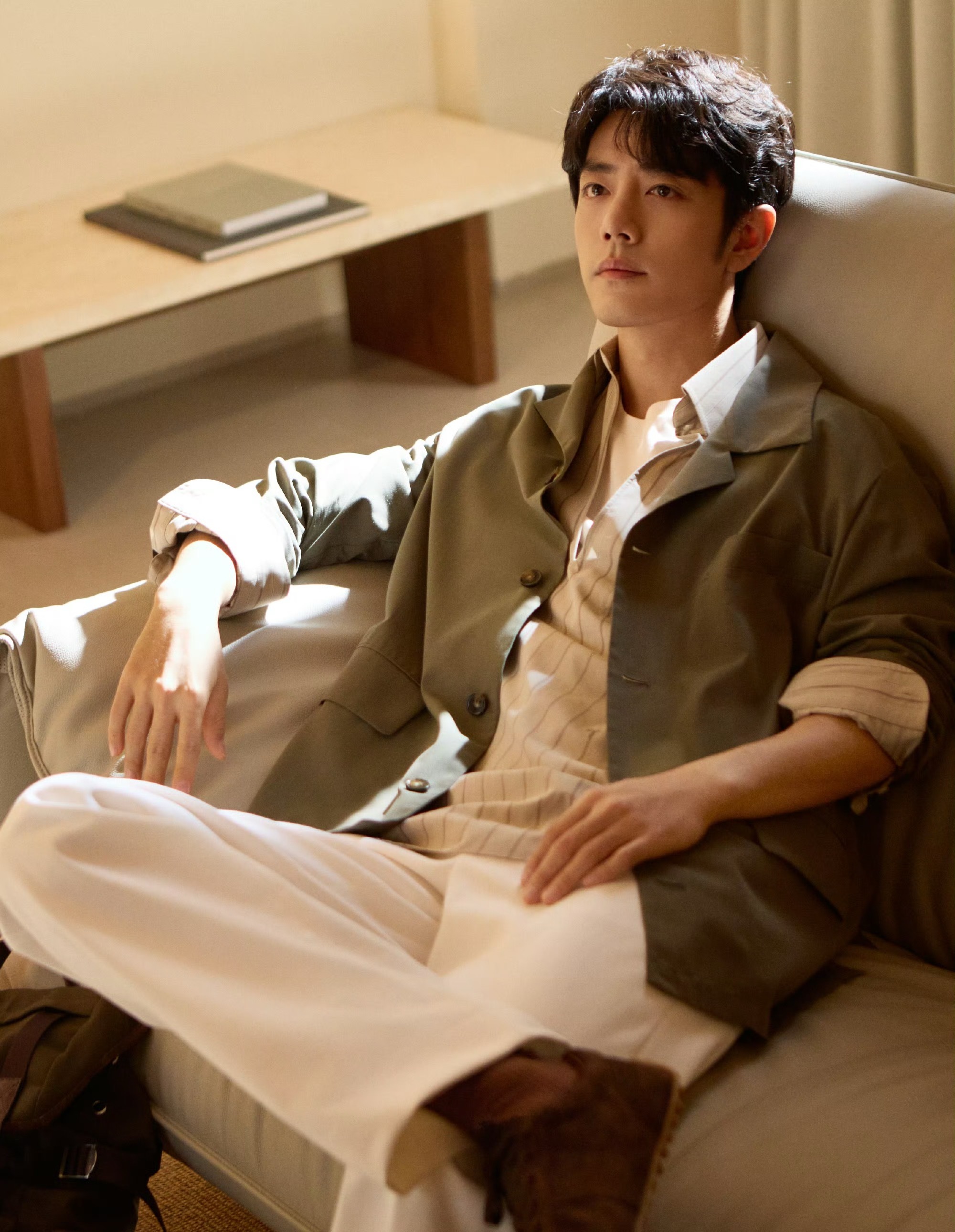 肖战 X TOD‘S2026春夏系列广告大片幕后花絮中演绎意式绅雅本真。 