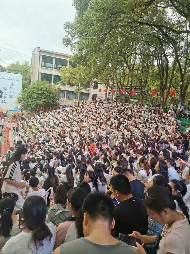 大家感受一下成毅有多火，我滴妈呀成毅直播 ​​​