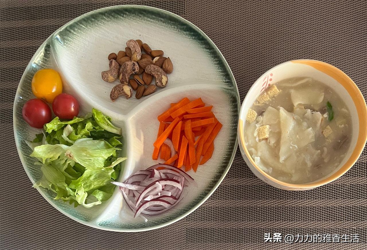 减脂控糖第二十八天，继续均衡饮食，今天主食是羊肉，豆腐面片，还有各种蔬菜，干果。