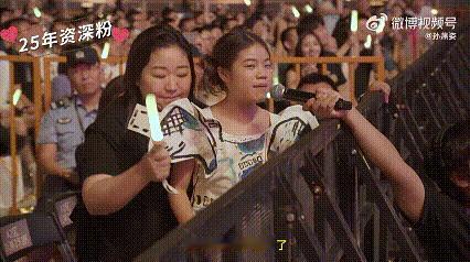 孙燕姿粉丝cos孙燕姿两代人追同一束光，孙燕姿是岁月共鸣，妈妈的年代和孩子的热爱