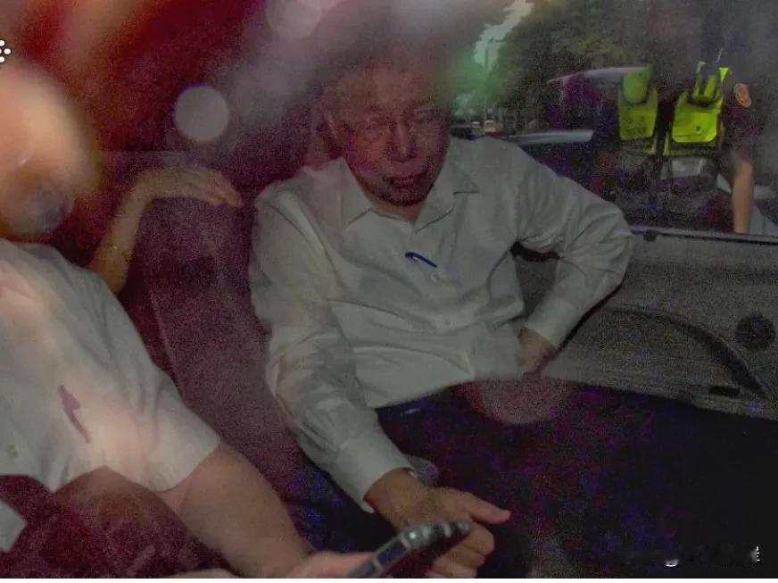 柯文哲昨晚在候审室呆了一个晚上。
柯文哲31日下午被声押后，辗转送往北院地下候审