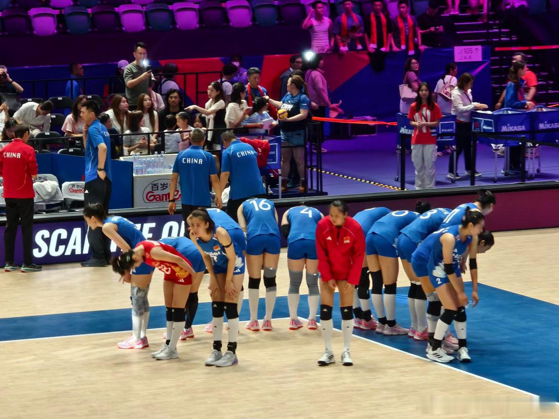女排鏖战四局惜败多米尼加香港站中国女排1:3不敌多米尼加，遭遇第二败。唐欣：有不