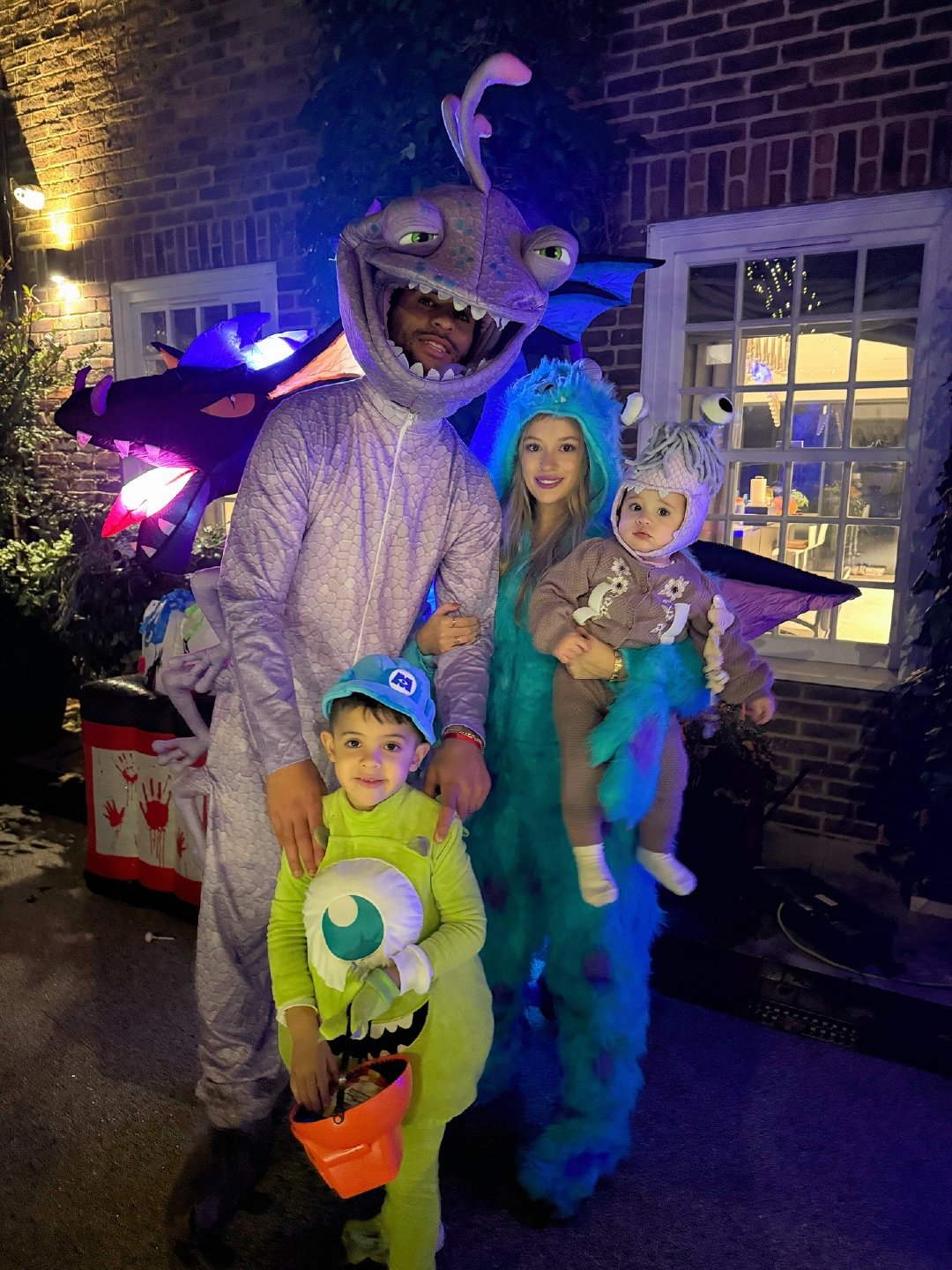 罗梅罗这大腿看来真是好得差不多了[doge]万圣节穿这么重的一身陪娃走街串巷去要