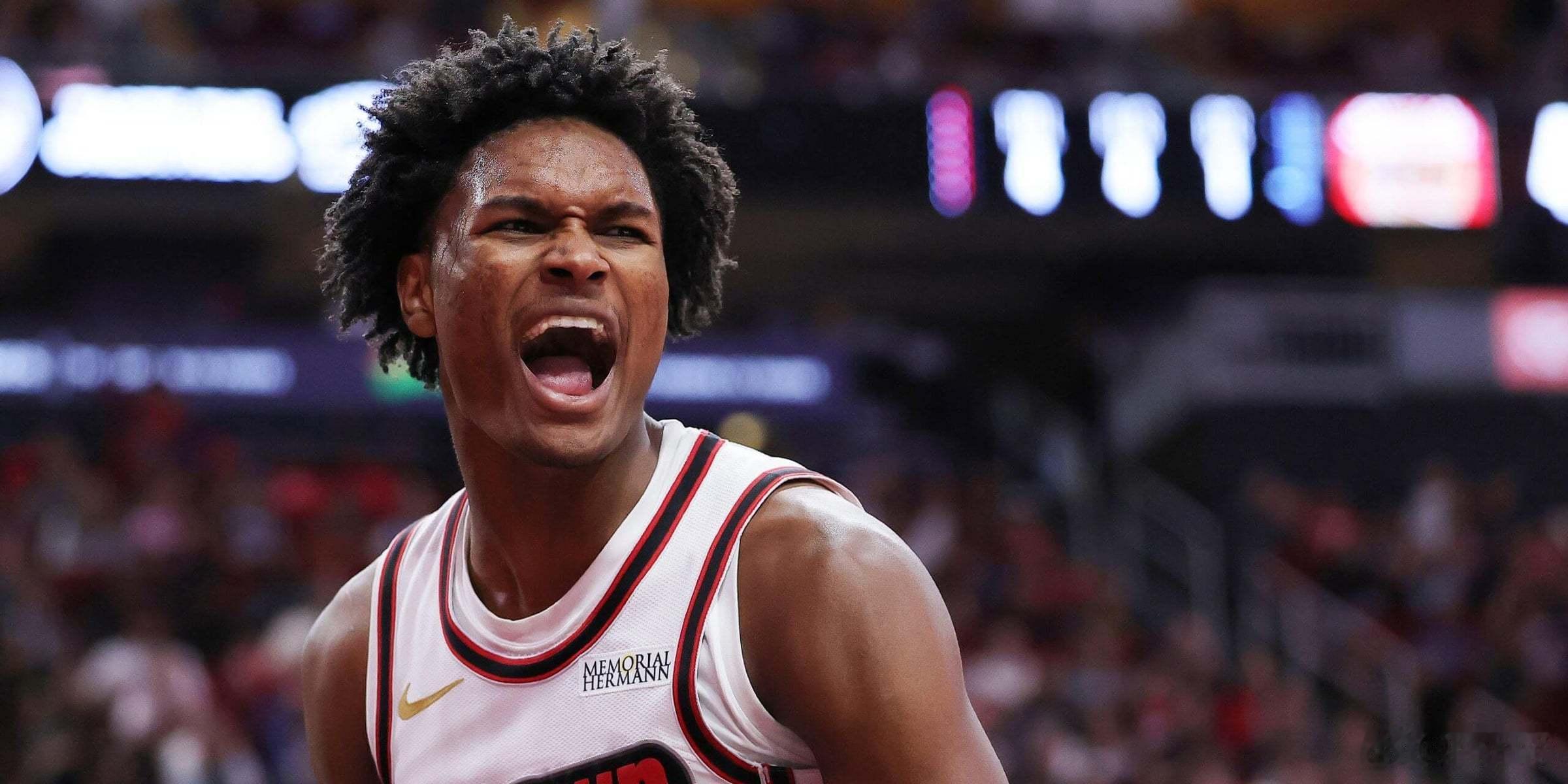 阿门和阿杜分别在ESPN最新文章中被视为新赛季最快进步球员和MVP有力争夺者其中