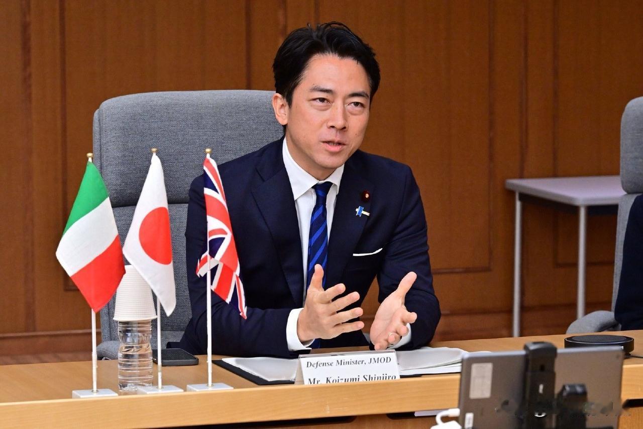 日本军国主义装都不装了！
日本防卫大臣小泉进次郎与英国国防大臣和意大利国防部长举