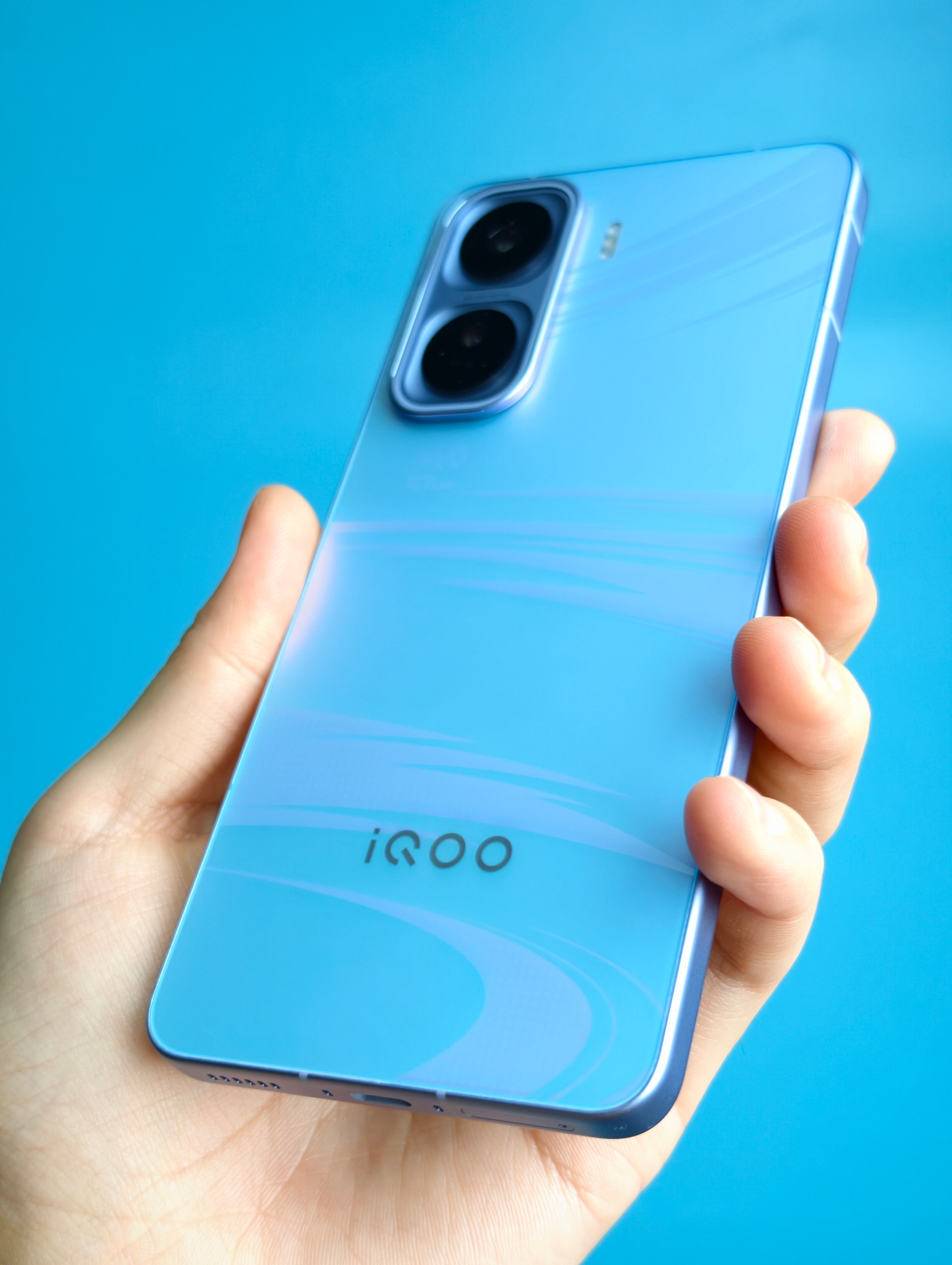 我是觉得友商可以借鉴下iQOO Neo 11这个思路，不需要区分标准版和Pro版