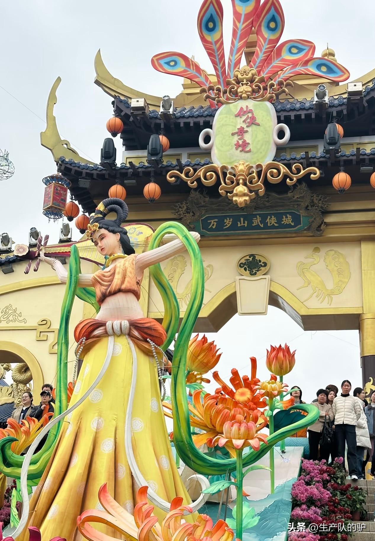 之前刷攻略，十个人里九个说万岁山比清明上河园“更好玩”，昨天刚逛完清明上河园，今