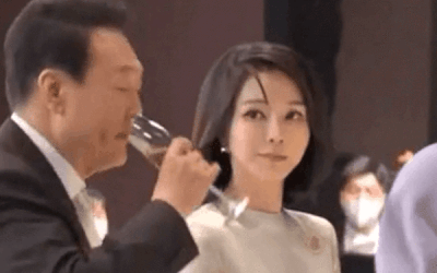 喝酒都要看老婆脸色的确是不适合当总统