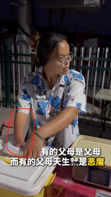 有的父母是父母，而有的父母天生就是恶魔，因为算命先生一句话，亲生父母抛弃了她，还