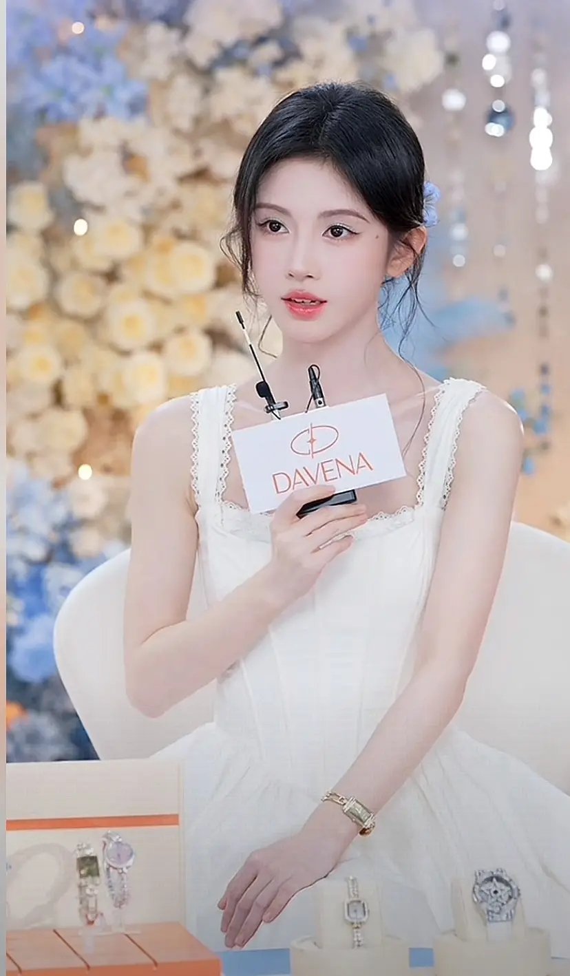鞠婧祎今日直播状态，好美，颜值这一块从没失手过 ​​​