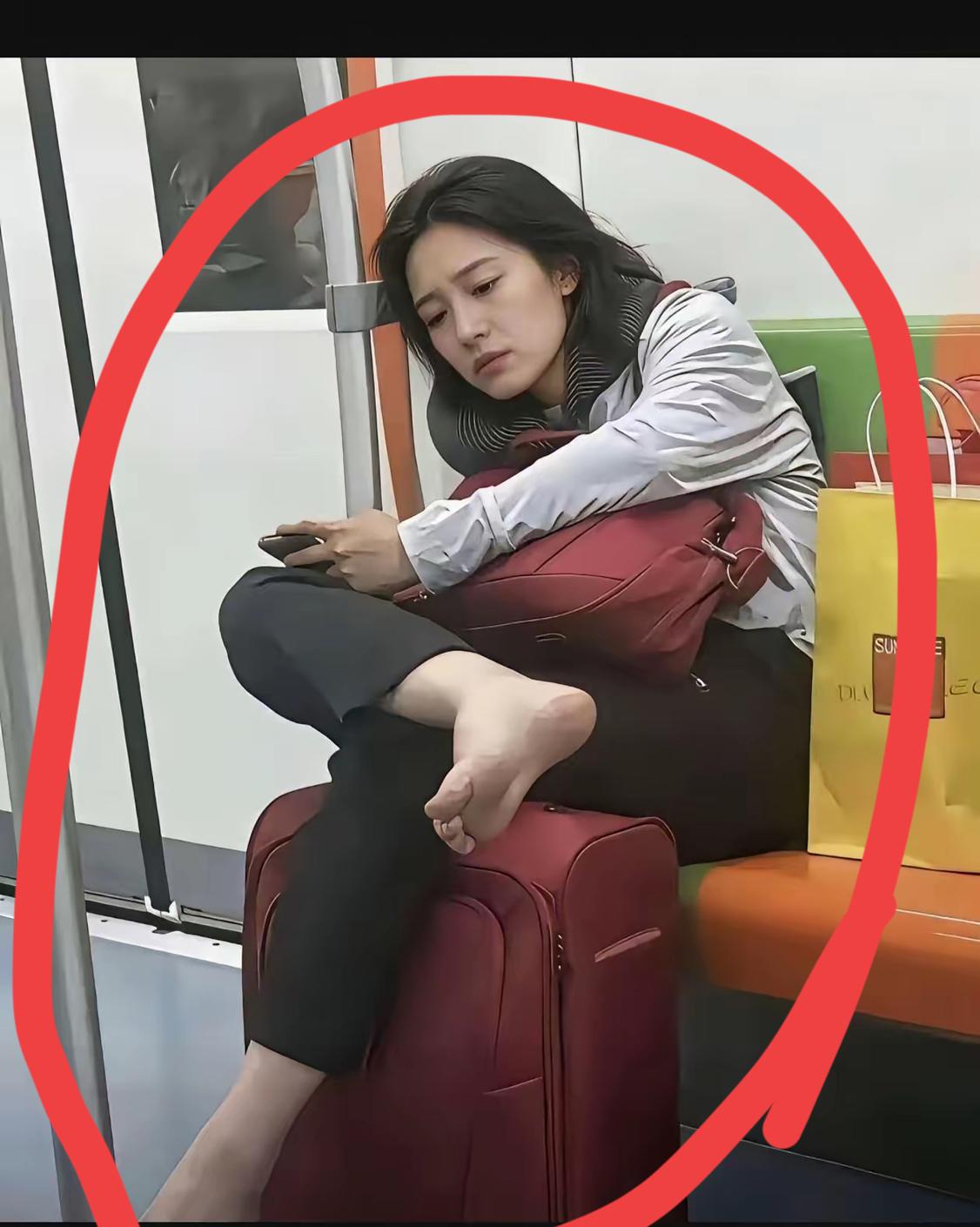 地铁上，突然，发现对面坐着一名年轻漂亮的女子！面前放着一个大红色的行李箱。

只