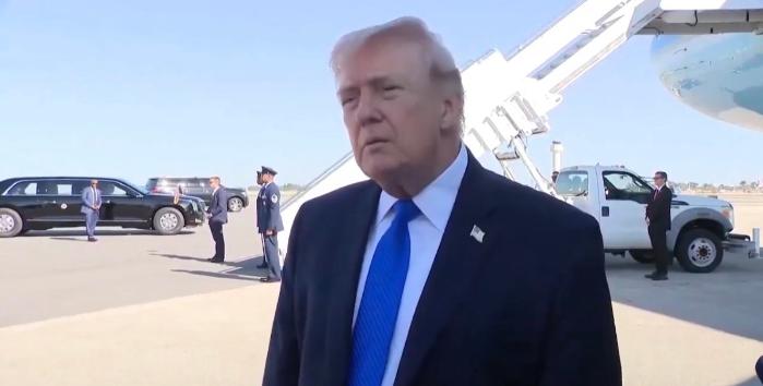 特朗普刚刚表示，在伊朗政权更迭之后，霍尔木兹海峡可能由美国与伊朗共同管控。

说