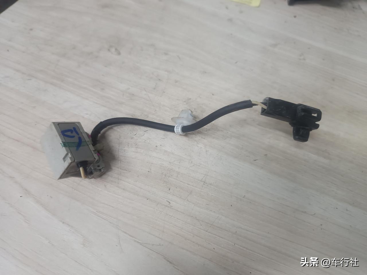 虽说老车配件还能供应，但是时间长价格贵
实际意义也大打折扣
老锐志，刹车踏板传感