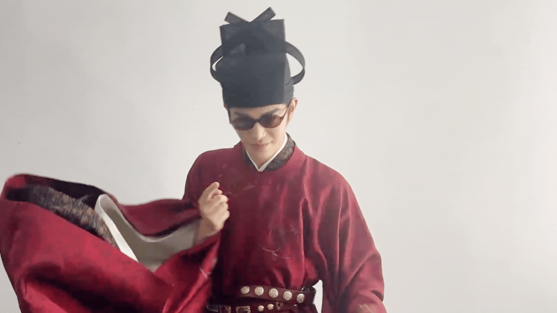 妈妈本来不想笑的 