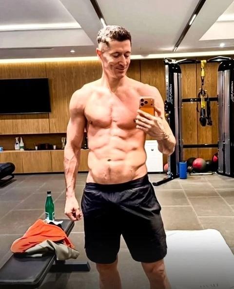 37岁的波兰神锋罗伯特·莱万多夫斯基在社交媒体上分享了一组最新健身房照片，再次让
