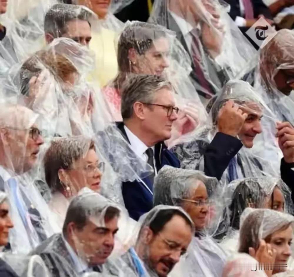 在巴黎奥运会开幕式上，无论是总统、还是总理或者首相，都得公开淋雨，没人给他们打伞