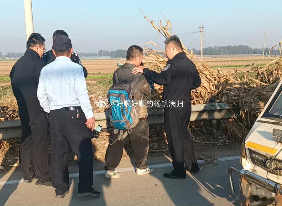 #男子抱光腿娃坐公交司机立刻报警#原来只是小两口闹变扭，还是要落实才行很多路边抢