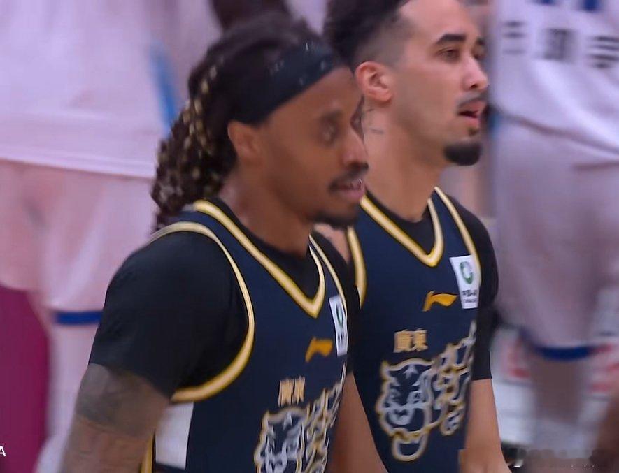 麦考尔和奎因真拼啊！广东队最多落后15分的情况，终于将比分反超了！内线高度不够的