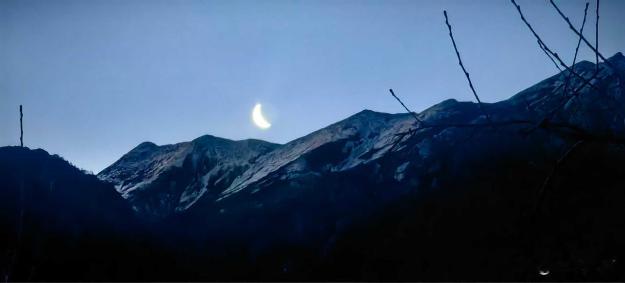 月亮🌙还没爬起来的时候
我爬起来了
喜欢日出🌅更甚于日落🌇
日落的温柔浪漫