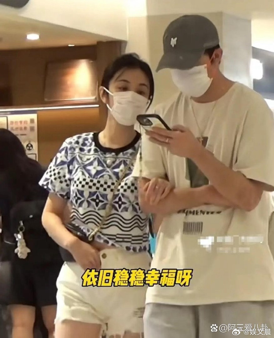 俞灏明夫妻俩结伴逛街氛围甜蜜，王晓晨一路上紧紧牵着俞灏明不肯放手，十分黏人恩爱。