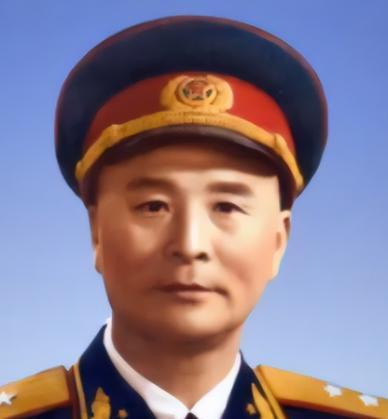 1936年，一位老大娘上山采野果。突然发现一大群苍蝇，在草丛上“嗡嗡嗡”盘旋，她