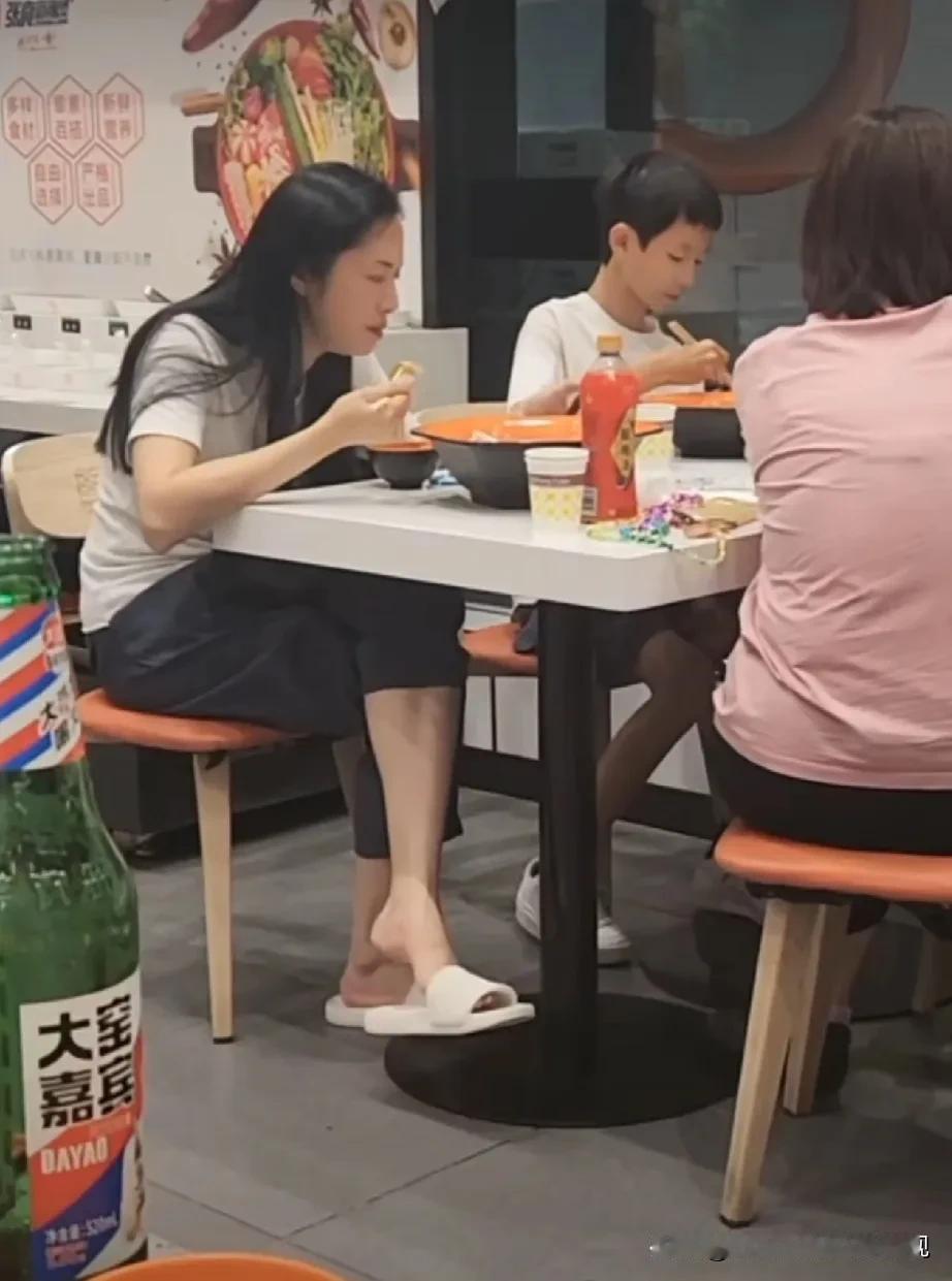 姚晨带孩子吃麻辣烫，商家透露已经不是第一次来了，因为打扮的太接地气，差点没敢认。
