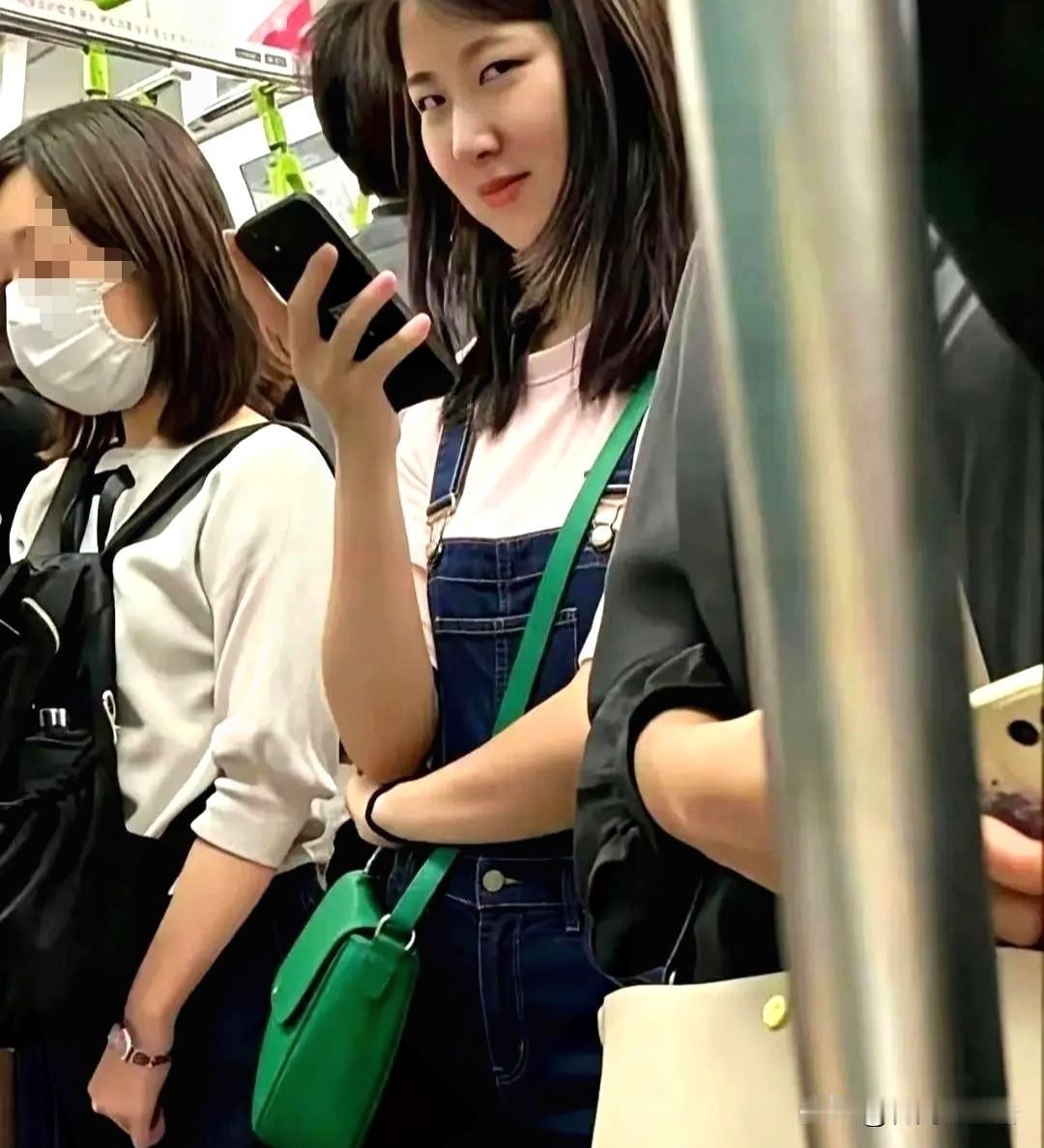 地铁抓拍！
小姐姐一个眼神太有戏…
 
拥挤的地铁车厢里人来人往，大家都各自忙着