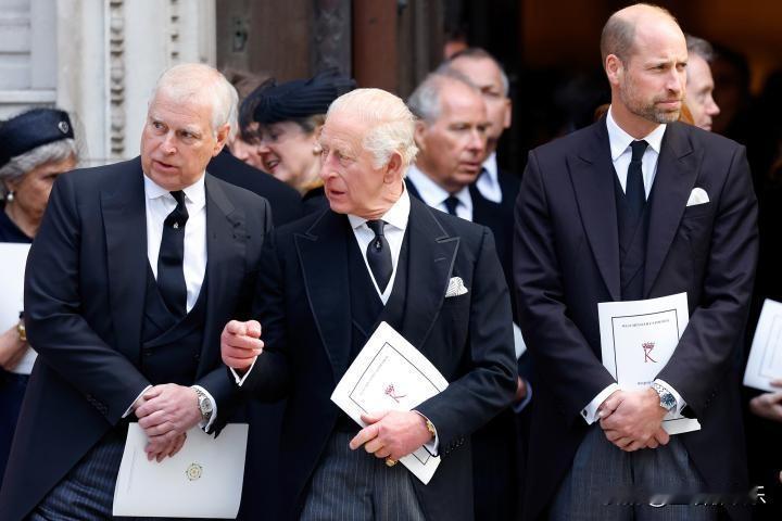 前英国王子安德鲁·蒙巴顿-温莎因涉嫌在公职期间行为不端而被捕，警方正在搜查他在伯