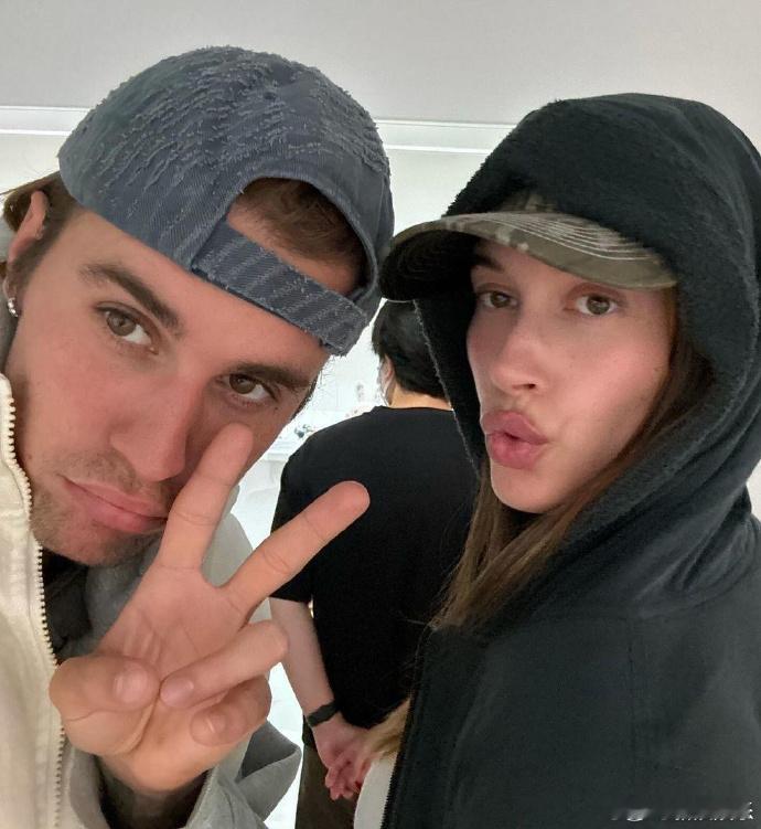 海莉回应不公开儿子相貌 据《华尔街日报》，海莉Hailey Bieber与丈夫J
