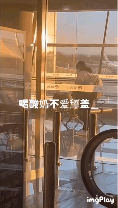 莎莎独自前往日本福冈参加比赛
莎莎周围没有创业小分队看着
以为莎莎自己去参加比赛