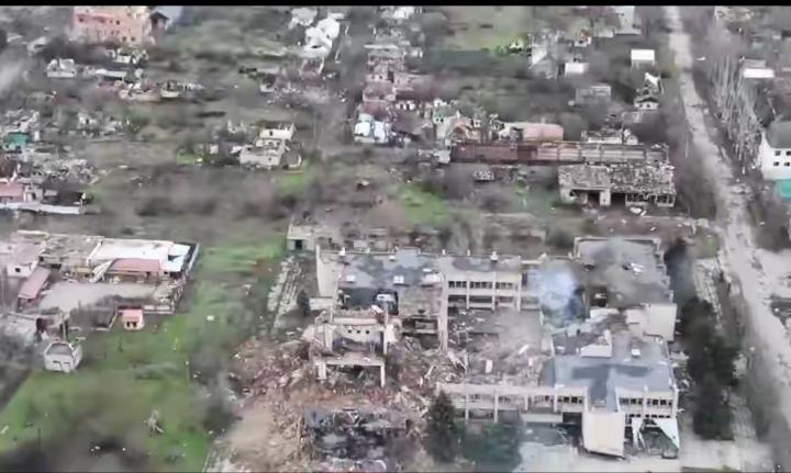 扎波罗热遭无人机密集袭击致2平民身亡 局地供电中断乌方暂未回应
 
2026年2