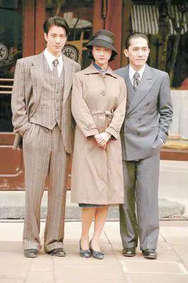 梁朝伟的长相给人一种深邃而内敛的感觉，仿佛他的眼神中蕴藏着无尽的智慧和故事。他的