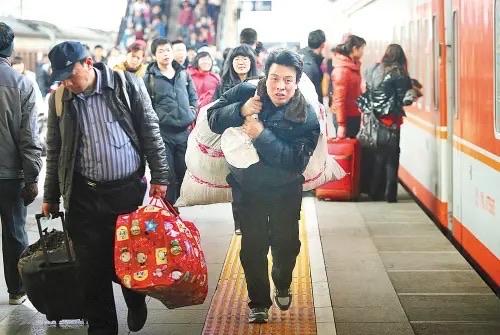 “一位父亲的举动感动了无数人！”四川，父亲买短途票进站送女儿。女儿：“他买了张哪