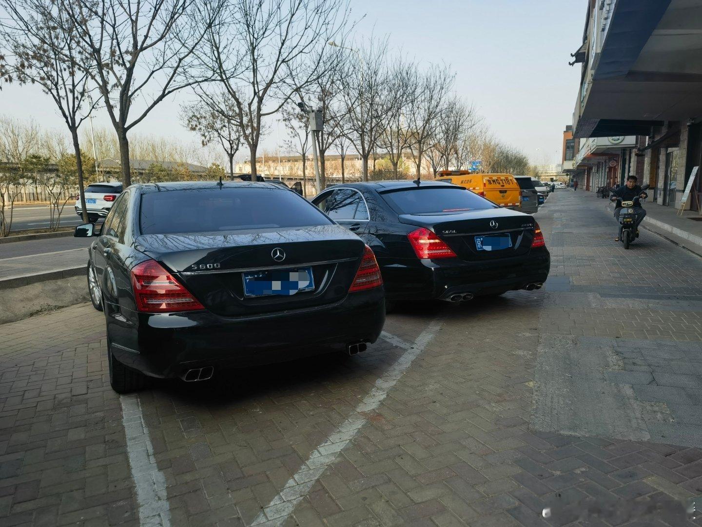 这不巧了嘛，偶遇不知道是不是真的S600，好像65确实看起来不太一样，一个5.5