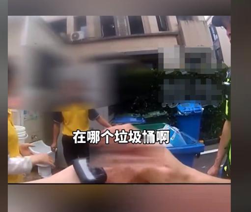江苏苏州，一保洁阿姨在垃圾桶里发现三捆纸币，足足三十万，于是第一时间报了警，民警