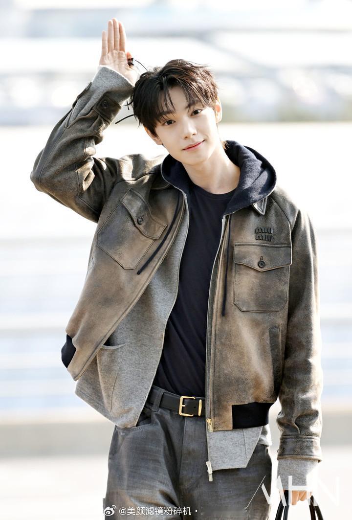 崔立于今日机场新闻图（第一次发他） 