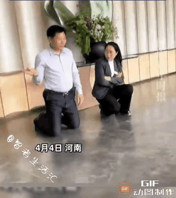 男子裤裆突然爆裂，两个美女可乐坏了，尴尬了不是！