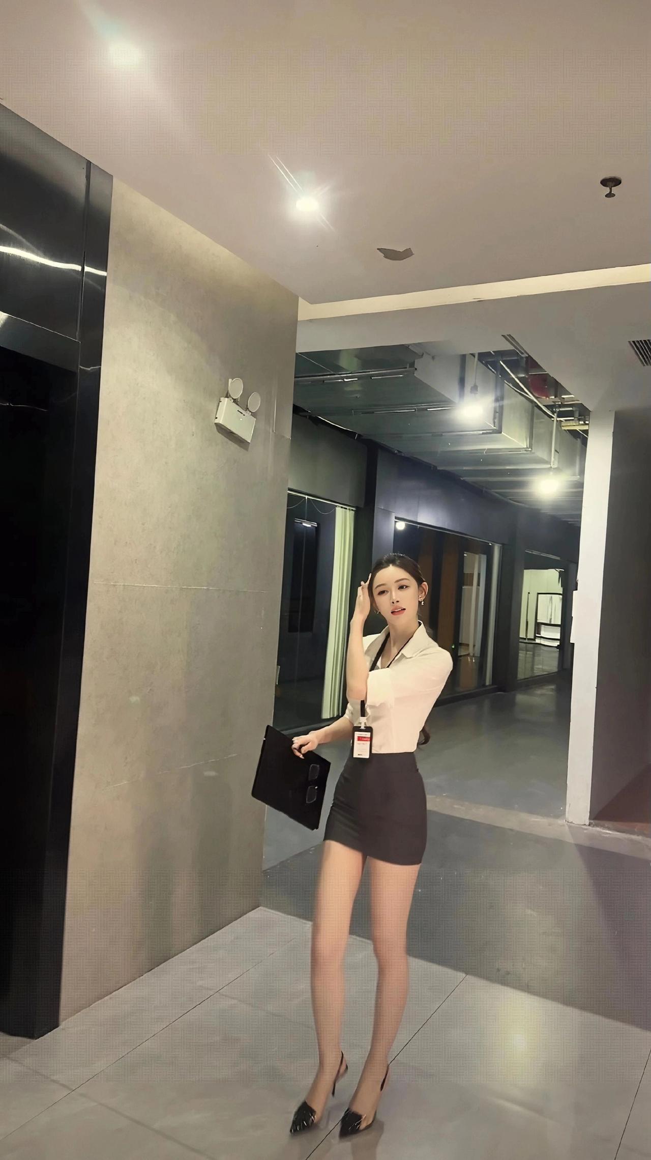 @敏敏💫 @小敏～ 
御姐 职业装 大长腿 极品身材