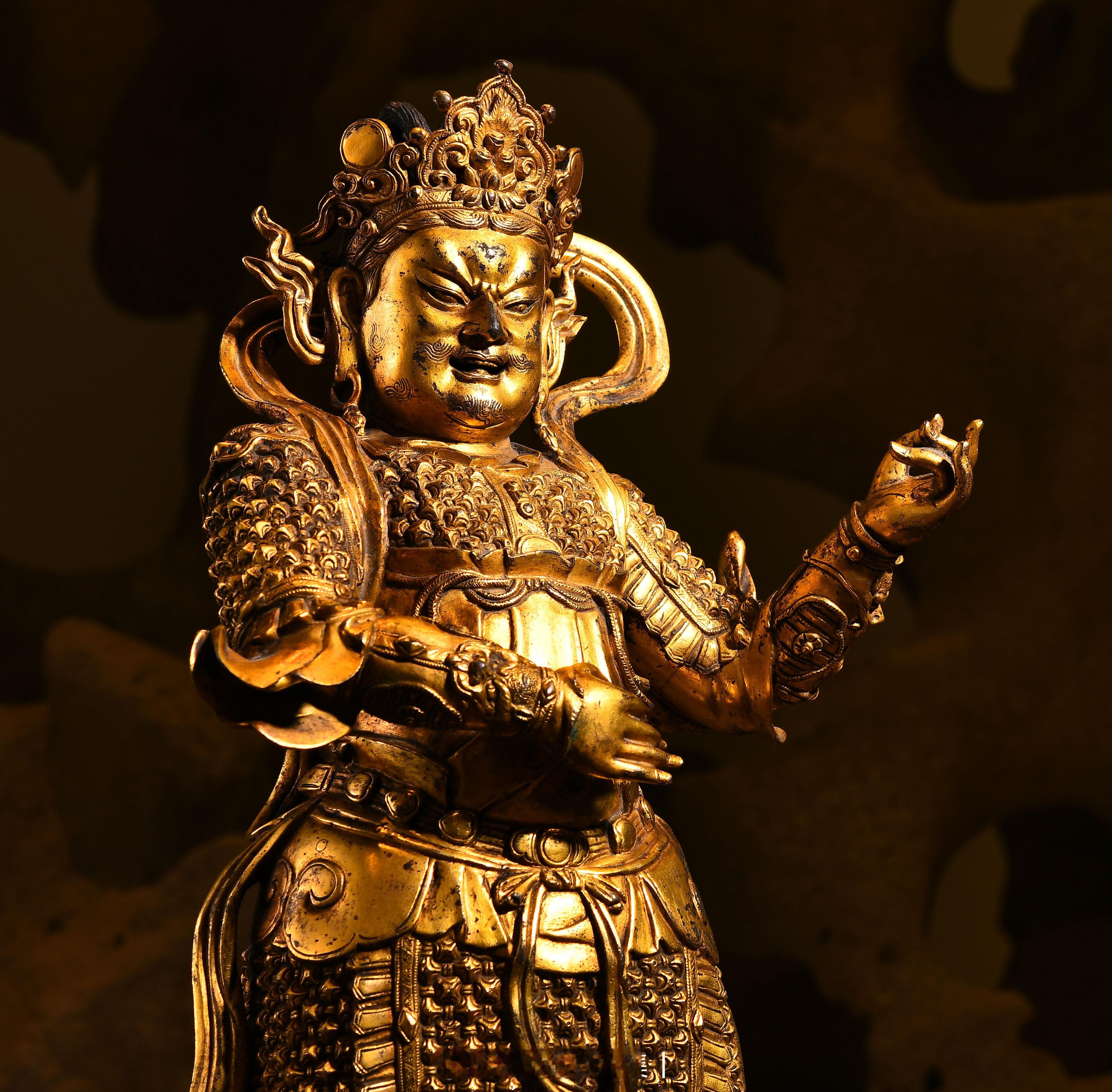 元 铜鎏金持国天王此尊造像所表现为四大天王之持国天王，其体量高大，工艺精湛，威风